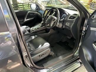 2022 Mitsubishi Pajero Sport - Thumbnail