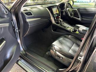 2022 Mitsubishi Pajero Sport - Thumbnail