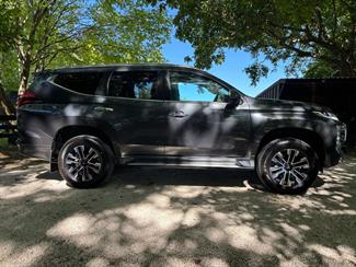 2022 Mitsubishi Pajero Sport - Thumbnail